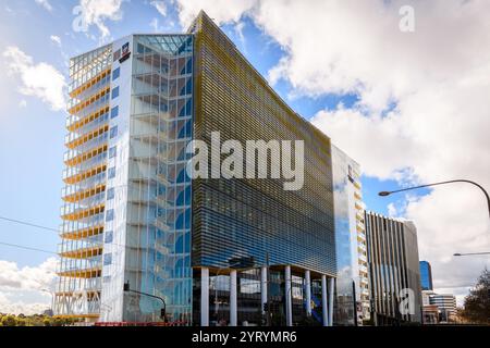 Adélaïde, Australie méridionale - 14 juillet 2024 : le campus de l'Université d'Adélaïde est vu en levant les yeux depuis la terrasse nord un jour Banque D'Images