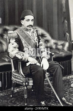 Prince Abdul Hamid au château de Balmoral en 1867, accompagnant son oncle Sultan Abdulaziz lors de sa visite en Europe occidentale entre le 21 juin 1867 ? 7 août 1867. Abd?lhamid ou Abdul Hamid II (1842 ? 10 février 1918) était le sultan de l'Empire ottoman, de 1876 à 1909, et le dernier sultan à exercer un contrôle effectif sur l'état de fracturation. Banque D'Images