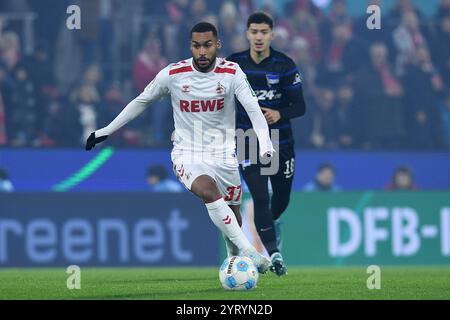 Fussball DFB-Pokal Achtelfinale 1. FC Koeln - Hertha BSC Berlin AM 04.12.2024 im RheinEnergieStadion in Koeln Linton Maina ( Koeln ), vorne - Ibrahim Maza ( Berlin ), hinten la réglementation DFB interdit toute utilisation de photographies comme séquences d'images et/ou quasi-vidéo. Foto : Revierfoto crédit : ddp Media GmbH/Alamy Live News Banque D'Images