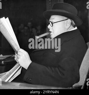 Winston Churchill retourne chez lui au cours de sa campagne de 1951 pour sa réélection au poste de premier ministre. Banque D'Images