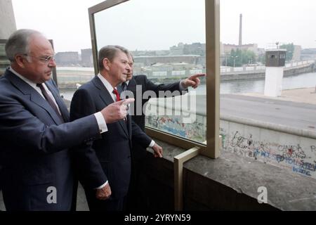 6/12/1987 le président Reagan et le chancelier allemand Helmut Kohl au mur de Berlin porte de Brandebourg Berlin Ouest Banque D'Images
