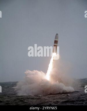 Un UGM-96 Trident I nettoie l'eau après son lancement à partir d'un sous-marin de l'US Navy en 1984. L'UGM-96 Trident I, ou Trident C4, était un missile balistique lancé par un sous-marin américain (SLBM), construit par Lockheed Martin Space Systems à Sunnyvale, en Californie. Déployé pour la première fois en 1979, le Trident I a remplacé le missile Poséidon. Il a été retiré en 2005, après avoir été remplacé par le Trident II. Banque D'Images