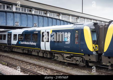 Un train du South Western Railway à la gare de Clapham Junction, Clapham Junction, St John's Hill, Clapham, Londres, Angleterre, Royaume-Uni Banque D'Images