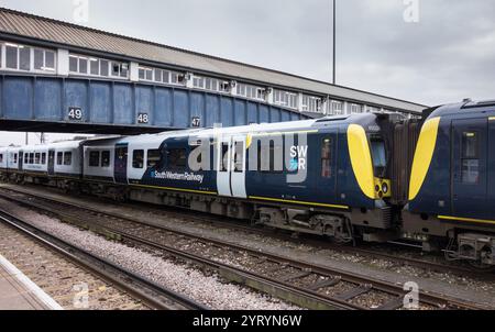 Un train du South Western Railway à la gare de Clapham Junction, Clapham Junction, St John's Hill, Clapham, Londres, Angleterre, Royaume-Uni Banque D'Images