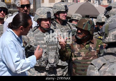 Le général commandant de la 9ème division de l'armée irakienne, à droite, parle avec un journaliste de la chaîne d'information Al-Arabiyah, à gauche, alors qu'ils marchent avec le génie de l'armée américaine David Petraeus, au centre, commandant de la Force multinationale - Irak, à travers l'arket Al Shurja dans la région de Rusafa à l'est de Bagdad, Irak, 11 mars 2007. (Photo de l'armée américaine par le SPC Davis Pridgen) (libéré) Banque D'Images