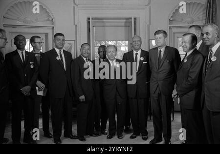 Les leaders des droits civiques rencontrent le président John F. Kennedy dans le bureau ovale de la Maison Blanche après la marche sur Washington, D.C. 1963. Bibliothèque du Congrès Banque D'Images