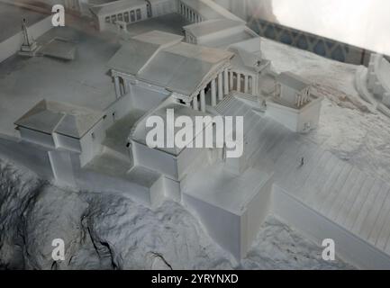 Reconstruction de la Propylaea ; la monumentale porte cérémonielle de l'Acropole d'Athènes. Construit entre 437 et 432 av. J.-C. sur l'Acropole dans le centre d'Athènes, la capitale de la Grèce. Banque D'Images