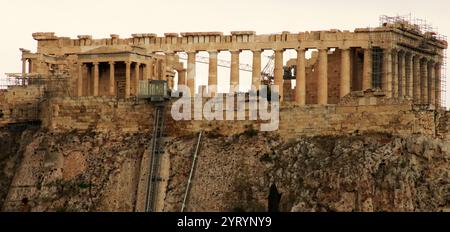 Le Parthénon est un ancien temple, sur l'Acropole athénienne, en Grèce, qui a été dédié à la déesse Athéna au cours du Ve siècle av. J.-C.. Banque D'Images