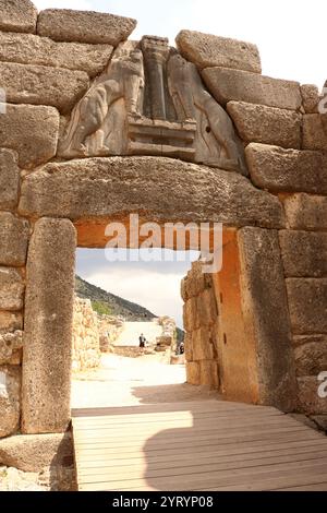 La porte du Lion ou entrée principale de la citadelle de Mycènes de l'âge du bronze dans le sud de la Grèce. Il a été érigé au cours du XIIIe siècle av. J.-C., vers 1250 av. J.-C., dans le côté nord-ouest de l'acropole. Dans les temps modernes, il a été nommé d'après la sculpture en relief de deux lionnes dans une pose héraldique qui se dresse au-dessus de l'entrée Banque D'Images