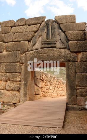 La porte du Lion ou entrée principale de la citadelle de Mycènes de l'âge du bronze dans le sud de la Grèce. Il a été érigé au cours du XIIIe siècle av. J.-C., vers 1250 av. J.-C., dans le côté nord-ouest de l'acropole. Dans les temps modernes, il a été nommé d'après la sculpture en relief de deux lionnes dans une pose héraldique qui se dresse au-dessus de l'entrée Banque D'Images