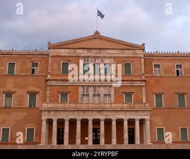 Le Parlement hellénique ou Parlement grec , est la législature monocamérale de la Grèce, situé dans l'ancien Palais Royal, surplombant la place Syntagma à Athènes. Banque D'Images