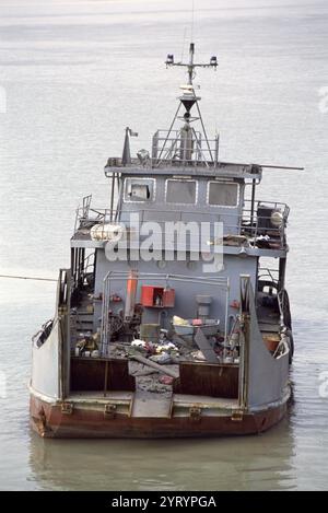 Première guerre du Golfe : 15 mars 1991. Une embarcation de débarquement endommagée de l'armée irakienne abandonnée dans les bas-fonds près de l'extrémité continentale du pont menant à l'île de Bubiyan au nord-est du Koweït. Banque D'Images