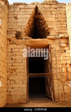 Le tombeau de Clytemnestra était un tombeau mycénien de type tholos construit vers 1250 av. J.-C.. Le tombeau est nommé d'après Clytemnestra, l'épouse du roi Agamemnon, souverain mythique de Mycènes et chef des Grecs dans la guerre de Troie. Banque D'Images