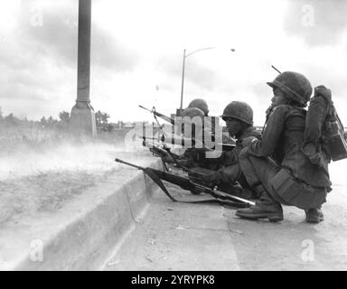 Les Rangers de l'ARVN défendent Saigon lors de l'offensive du Têt en 1968. La vietnamisation des forces sud-vietnamiennes signifiait que les soldats vietnamiens prenaient de plus en plus de responsabilités dans les opérations de première ligne alors que les Américains réduisaient leur présence militaire. Banque D'Images