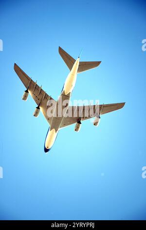 Un avion de China Southern Airlines, un Airbus A380-841 - vol CZ303 de Guangzhou, Chine à Londres Heathrow, survole l'Essex en raison de la pandémie de coronavirus COVID-19. 20 mai 2020. La pandémie de COVID-19 s’est propagée au Royaume-Uni fin janvier 2020. Au 28 juin 2020, il y avait eu 311 151 cas confirmés et 43 550 décès de cas confirmés. 1er juillet 2020 Banque D'Images