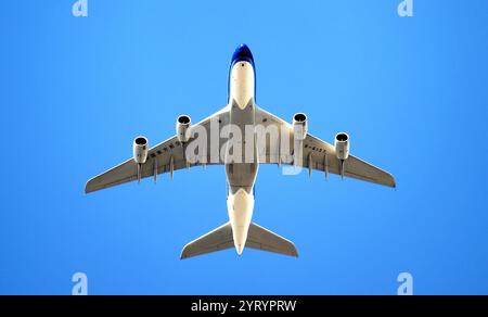 Un avion de China Southern Airlines, un Airbus A380-841 - vol CZ303 de Guangzhou, Chine à Londres Heathrow, survole l'Essex en raison de la pandémie de coronavirus COVID-19. 20 mai 2020. La pandémie de COVID-19 s’est propagée au Royaume-Uni fin janvier 2020. Au 28 juin 2020, il y avait eu 311 151 cas confirmés et 43 550 décès de cas confirmés. 1er juillet 2020 Banque D'Images