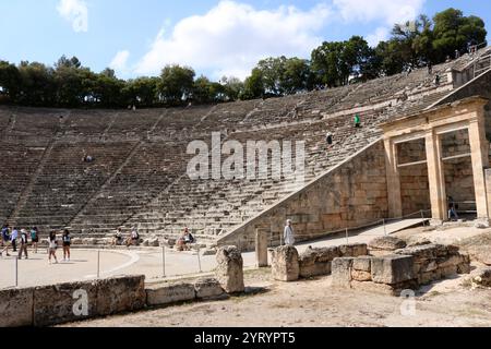 Le Théâtre antique d'Épidaure est un théâtre de la ville grecque d'Épidaure, situé à l'extrémité sud-est du sanctuaire dédié au Dieu grec antique de la médecine, Asclépios. Il est construit sur le côté ouest de la montagne Cynortion, près de Lygourio moderne, et appartient à la municipalité d'Epidaure. Construit à la fin du IVe siècle av. J.-C. Banque D'Images