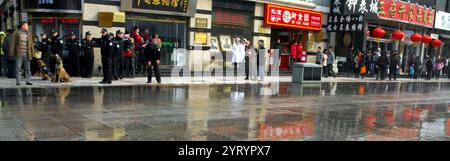 Quartier commerçant de Wangfujing, Pékin pendant les manifestations pro-démocratie chinoises de 2011, connues sous le nom de révolution chinoise du jasmin. Une série d'assemblées publiques dans plus d'une douzaine de villes chinoises à partir du 20 février 2011, inspirées et portant le nom de la Révolution du Jasmin en Tunisie; Banque D'Images