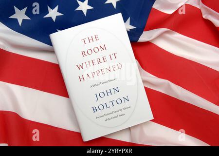 Le livre le plus vendu de John Bolton sur son mandat dans l'administration Trump, "The Room Where It Happen", publié par Simon & Schuster, en juin 2020. John Robert Bolton (né le 20 novembre 1948) est un diplomate américain, consultant républicain et commentateur politique. Il a été ambassadeur des États-Unis aux Nations Unies de 2005 à 2006 et 27e conseiller à la sécurité nationale des États-Unis de 2018 à 2019. Banque D'Images