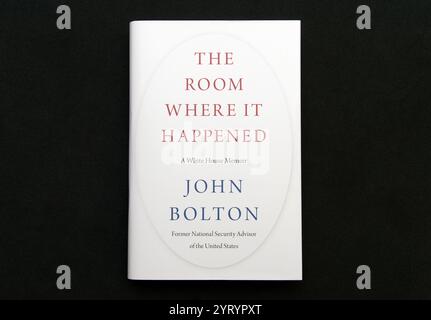 Le livre le plus vendu de John Bolton sur son mandat dans l'administration Trump, "The Room Where It Happen", publié par Simon & Schuster, en juin 2020. John Robert Bolton (né le 20 novembre 1948) est un diplomate américain, consultant républicain et commentateur politique. Il a été ambassadeur des États-Unis aux Nations Unies de 2005 à 2006 et 27e conseiller à la sécurité nationale des États-Unis de 2018 à 2019. Banque D'Images