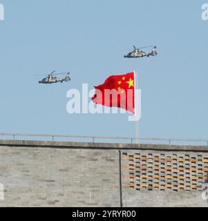 Revue de l'armée de l'air chinoise et flypast. Beijing 2019. La Force aérienne de l'Armée populaire de libération (PLAAF) est une branche de service aérien de l'Armée populaire de libération, les forces armées de la République populaire de Chine. La PLAAF a été officiellement créée le 11 novembre 1949 et elle est composée de 5 branches qui sont l'aviation, l'artillerie antiaérienne, les missiles sol-air, le radar et le corps aéroporté. En 2014, le PLAAF comptait environ 398 000 personnes Banque D'Images