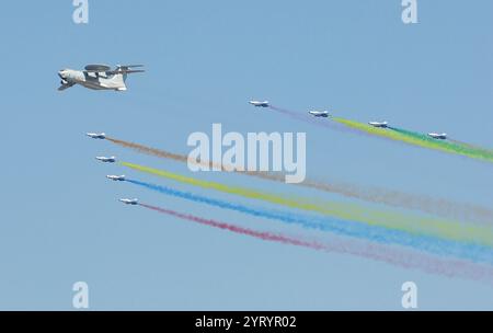 Revue de l'armée de l'air chinoise et flypast. Beijing 2019. La Force aérienne de l'Armée populaire de libération (PLAAF) est une branche de service aérien de l'Armée populaire de libération, les forces armées de la République populaire de Chine. La PLAAF a été officiellement créée le 11 novembre 1949 et elle est composée de 5 branches qui sont l'aviation, l'artillerie antiaérienne, les missiles sol-air, le radar et le corps aéroporté. En 2014, le PLAAF comptait environ 398 000 personnes Banque D'Images