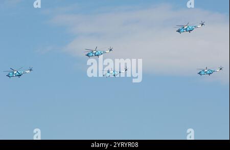 Revue de l'armée de l'air chinoise et flypast. Beijing 2019. La Force aérienne de l'Armée populaire de libération (PLAAF) est une branche de service aérien de l'Armée populaire de libération, les forces armées de la République populaire de Chine. La PLAAF a été officiellement créée le 11 novembre 1949 et elle est composée de 5 branches qui sont l'aviation, l'artillerie antiaérienne, les missiles sol-air, le radar et le corps aéroporté. En 2014, le PLAAF comptait environ 398 000 personnes Banque D'Images