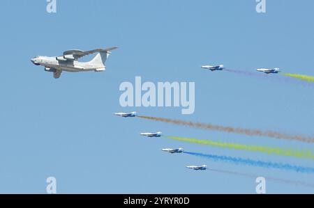 Revue de l'armée de l'air chinoise et flypast. Beijing 2019. La Force aérienne de l'Armée populaire de libération (PLAAF) est une branche de service aérien de l'Armée populaire de libération, les forces armées de la République populaire de Chine. La PLAAF a été officiellement créée le 11 novembre 1949 et elle est composée de 5 branches qui sont l'aviation, l'artillerie antiaérienne, les missiles sol-air, le radar et le corps aéroporté. En 2014, le PLAAF comptait environ 398 000 personnes Banque D'Images