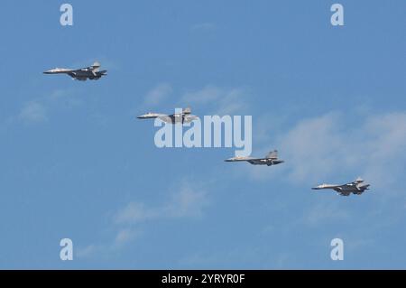 Revue de l'armée de l'air chinoise et flypast. Beijing 2019. La Force aérienne de l'Armée populaire de libération (PLAAF) est une branche de service aérien de l'Armée populaire de libération, les forces armées de la République populaire de Chine. La PLAAF a été officiellement créée le 11 novembre 1949 et elle est composée de 5 branches qui sont l'aviation, l'artillerie antiaérienne, les missiles sol-air, le radar et le corps aéroporté. En 2014, le PLAAF comptait environ 398 000 personnes Banque D'Images