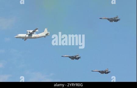 Revue de l'armée de l'air chinoise et flypast. Beijing 2019. La Force aérienne de l'Armée populaire de libération (PLAAF) est une branche de service aérien de l'Armée populaire de libération, les forces armées de la République populaire de Chine. La PLAAF a été officiellement créée le 11 novembre 1949 et elle est composée de 5 branches qui sont l'aviation, l'artillerie antiaérienne, les missiles sol-air, le radar et le corps aéroporté. En 2014, le PLAAF comptait environ 398 000 personnes Banque D'Images