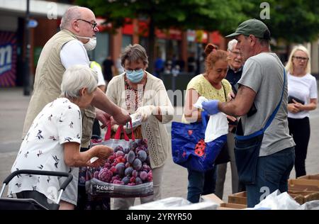 Scène à Romford Market, Essex, pendant la pandémie de Corona virus. 3 juin 2020. La pandémie de COVID-19 s’est propagée au Royaume-Uni fin janvier 2020. Au 28 juin 2020, il y avait eu 311 151 cas confirmés et 43 550 décès de cas confirmés Banque D'Images