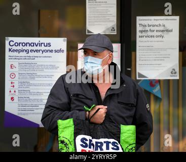 Scène à Londres, pendant la pandémie du virus Corona. 6 mai 2020. La pandémie de COVID-19 s’est propagée au Royaume-Uni fin janvier 2020. Au 28 juin 2020, il y avait eu 311 151 cas confirmés et 43 550 décès de cas confirmés Banque D'Images