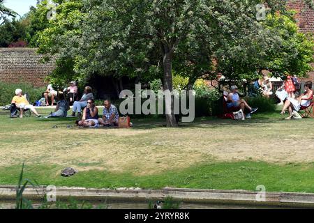 Scène dans un parc en Angleterre, pendant la pandémie du virus Corona. 26 mai 2020. La pandémie de COVID-19 s’est propagée au Royaume-Uni fin janvier 2020. Au 28 juin 2020, il y avait eu 311 151 cas confirmés et 43 550 décès de cas confirmés. La Journée de la victoire en Europe est la journée qui célèbre l'acceptation officielle par les Alliés de la seconde Guerre mondiale de la reddition inconditionnelle de ses forces armées par l'Allemagne nazie le mardi 8 mai 1945, marquant la fin de la seconde Guerre mondiale en Europe. Banque D'Images