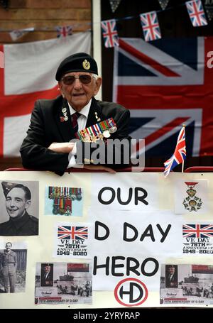 Don Sheppard, vétéran de la seconde Guerre mondiale, âgé de 100 ans, 4 mai 2020. Don Sheppard, vétéran du jour J, a pris part au débarquement de Normandie, à la campagne nord-africaine contre Rommel et aux batailles à travers la Sicile et le jour J à Juno Beach. Banque D'Images