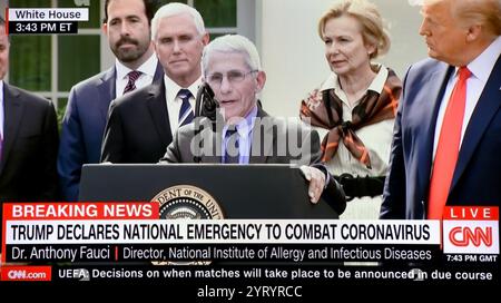 Couverture médiatique AMÉRICAINE pendant la pandémie de COVID : Anthony Fauci, un immunologue américain, s’adresse aux États-Unis sur la pandémie de Corona virus avec le président Trump. 22 avril 2020. Depuis janvier 2020, il est l'un des principaux membres du groupe de travail sur le coronavirus de la Maison Blanche de l'administration Trump qui s'attaque à la pandémie de COVID-19 aux États-Unis. La pandémie de COVID-19 a atteint les États-Unis en janvier 2020. À la fin du mois de mars, des cas s'étaient produits dans les 50 états américains. En date du 24 juin 2020, les États-Unis comptaient le plus grand nombre de cas actifs confirmés et de décès au monde Banque D'Images