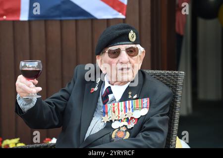 Don Sheppard, vétéran de la seconde Guerre mondiale, âgé de 100 ans, 4 mai 2020. Don Sheppard, vétéran du jour J, a pris part au débarquement de Normandie, à la campagne nord-africaine contre Rommel et aux batailles à travers la Sicile et le jour J à Juno Beach. Banque D'Images