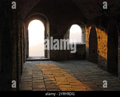 La Grande Muraille de Chine une série de systèmes de fortification généralement construits à travers les frontières historiques du nord de la Chine pour protéger et consolider les territoires des états et empires chinois contre divers groupes nomades de la steppe et leurs politiques. Plusieurs murs ont été construits dès le VIIe siècle av. J.-C. par les anciens états chinois. Les sections les plus connues du mur ont été construites par la dynastie Ming (1368?1644). Banque D'Images