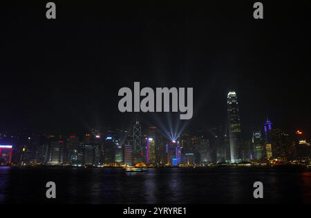 Hong Kong Skyline 2011. La région administrative spéciale de Hong Kong de la République populaire de Chine (RASHK) est une zone métropolitaine et une région administrative spéciale de la République populaire de Chine. Avec plus de 7,5 millions d'habitants, Hong Kong est l'un des endroits les plus densément peuplés du monde. Hong Kong est devenue une colonie de l'Empire britannique après que l'Empire Qing a cédé l'île de Hong Kong à la fin de la première guerre de l'opium en 1842. L'ensemble du territoire a été transféré à la Chine en 1997. En tant que région administrative spéciale, Hong Kong maintient des systèmes de gouvernance et économiques distincts de ceux de la principale Banque D'Images