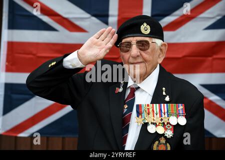 Don Sheppard, vétéran de la seconde Guerre mondiale, âgé de 100 ans, 4 mai 2020. Don Sheppard, vétéran du jour J, a pris part au débarquement de Normandie, à la campagne nord-africaine contre Rommel et aux batailles à travers la Sicile et le jour J à Juno Beach. Banque D'Images