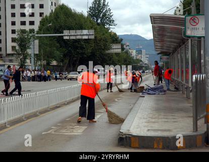 À l'intérieur de la gare de Kunming, dans le Yunnan (Chine), le 1er mars 2014, un groupe de terroristes armés de couteaux a attaqué des passagers. Les assaillants ont tué 31 civils et blessé plus de 140 personnes. Aucun groupe n'a revendiqué la responsabilité de l'attaque et aucun lien avec une organisation quelconque n'a été identifié. L'agence de presse Xinhua et le gouvernement de Kunming ont déclaré que l'attaque avait été liée aux séparatistes du Xinjiang. La police a déclaré qu'elle avait confisqué un drapeau noir peint à la main du Turkestan oriental sur les lieux, qui est associé à la région autonome ouïghoure du Xinjiang pour laquelle les séparatistes Banque D'Images