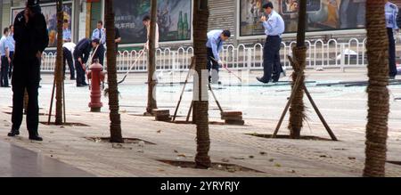 À l'intérieur de la gare de Kunming, dans le Yunnan (Chine), le 1er mars 2014, un groupe de terroristes armés de couteaux a attaqué des passagers. Les assaillants ont tué 31 civils et blessé plus de 140 personnes. Aucun groupe n'a revendiqué la responsabilité de l'attaque et aucun lien avec une organisation quelconque n'a été identifié. L'agence de presse Xinhua et le gouvernement de Kunming ont déclaré que l'attaque avait été liée aux séparatistes du Xinjiang. La police a déclaré qu'elle avait confisqué un drapeau noir peint à la main du Turkestan oriental sur les lieux, qui est associé à la région autonome ouïghoure du Xinjiang pour laquelle les séparatistes Banque D'Images