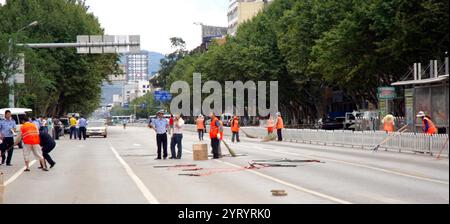 À l'intérieur de la gare de Kunming, dans le Yunnan (Chine), le 1er mars 2014, un groupe de terroristes armés de couteaux a attaqué des passagers. Les assaillants ont tué 31 civils et blessé plus de 140 personnes. Aucun groupe n'a revendiqué la responsabilité de l'attaque et aucun lien avec une organisation quelconque n'a été identifié. L'agence de presse Xinhua et le gouvernement de Kunming ont déclaré que l'attaque avait été liée aux séparatistes du Xinjiang. La police a déclaré qu'elle avait confisqué un drapeau noir peint à la main du Turkestan oriental sur les lieux, qui est associé à la région autonome ouïghoure du Xinjiang pour laquelle les séparatistes Banque D'Images