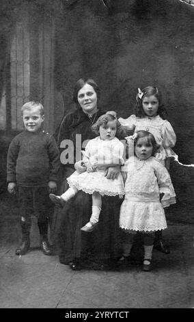 Portrait photographique de famille anglaise pris vers 1914 Banque D'Images