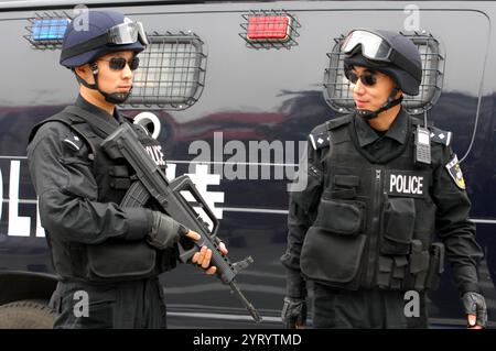 La Beijing Special Weapons and Tactics Unit (SWAT), également connue sous le nom de Beijing Special police Force[ est une unité tactique de police de la République populaire de Chine qui traite des incidents au-delà des capacités des patrouilleurs normaux tels que les prises d'otages, les mandats à haut risque et la lutte contre les émeutes Banque D'Images