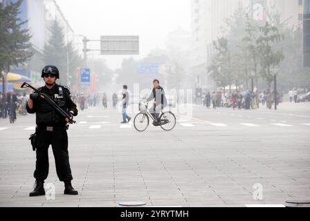 La Beijing Special Weapons and Tactics Unit (SWAT), également connue sous le nom de Beijing Special police Force[ est une unité tactique de police de la République populaire de Chine qui traite des incidents au-delà des capacités des patrouilleurs normaux tels que les prises d'otages, les mandats à haut risque et la lutte contre les émeutes Banque D'Images