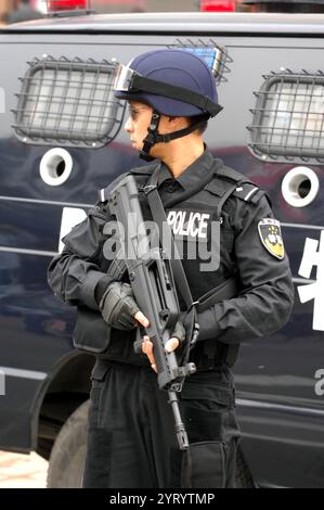 La Beijing Special Weapons and Tactics Unit (SWAT), également connue sous le nom de Beijing Special police Force[ est une unité tactique de police de la République populaire de Chine qui traite des incidents au-delà des capacités des patrouilleurs normaux tels que les prises d'otages, les mandats à haut risque et la lutte contre les émeutes Banque D'Images