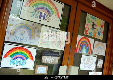 Photos d'arcs-en-ciel d'enfants britanniques comme symbole d'espoir, le 28 avril 2020, lors de la pandémie mondiale de maladie à coronavirus 2019 (COVID-19), qui s'est propagée au Royaume-Uni en janvier 2020. Banque D'Images