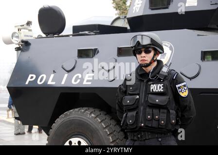 La Beijing Special Weapons and Tactics Unit (SWAT), également connue sous le nom de Beijing Special police Force[ est une unité tactique de police de la République populaire de Chine qui traite des incidents au-delà des capacités des patrouilleurs normaux tels que les prises d'otages, les mandats à haut risque et la lutte contre les émeutes Banque D'Images