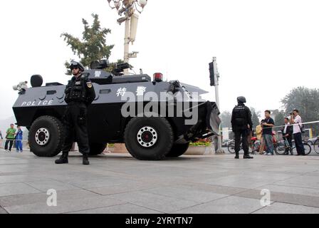 La Beijing Special Weapons and Tactics Unit (SWAT), également connue sous le nom de Beijing Special police Force[ est une unité tactique de police de la République populaire de Chine qui traite des incidents au-delà des capacités des patrouilleurs normaux tels que les prises d'otages, les mandats à haut risque et la lutte contre les émeutes Banque D'Images
