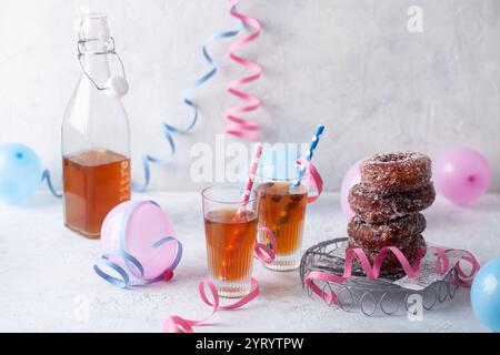 Nourriture et boisson traditionnelles pour la célébration du vappu finlandais Banque D'Images